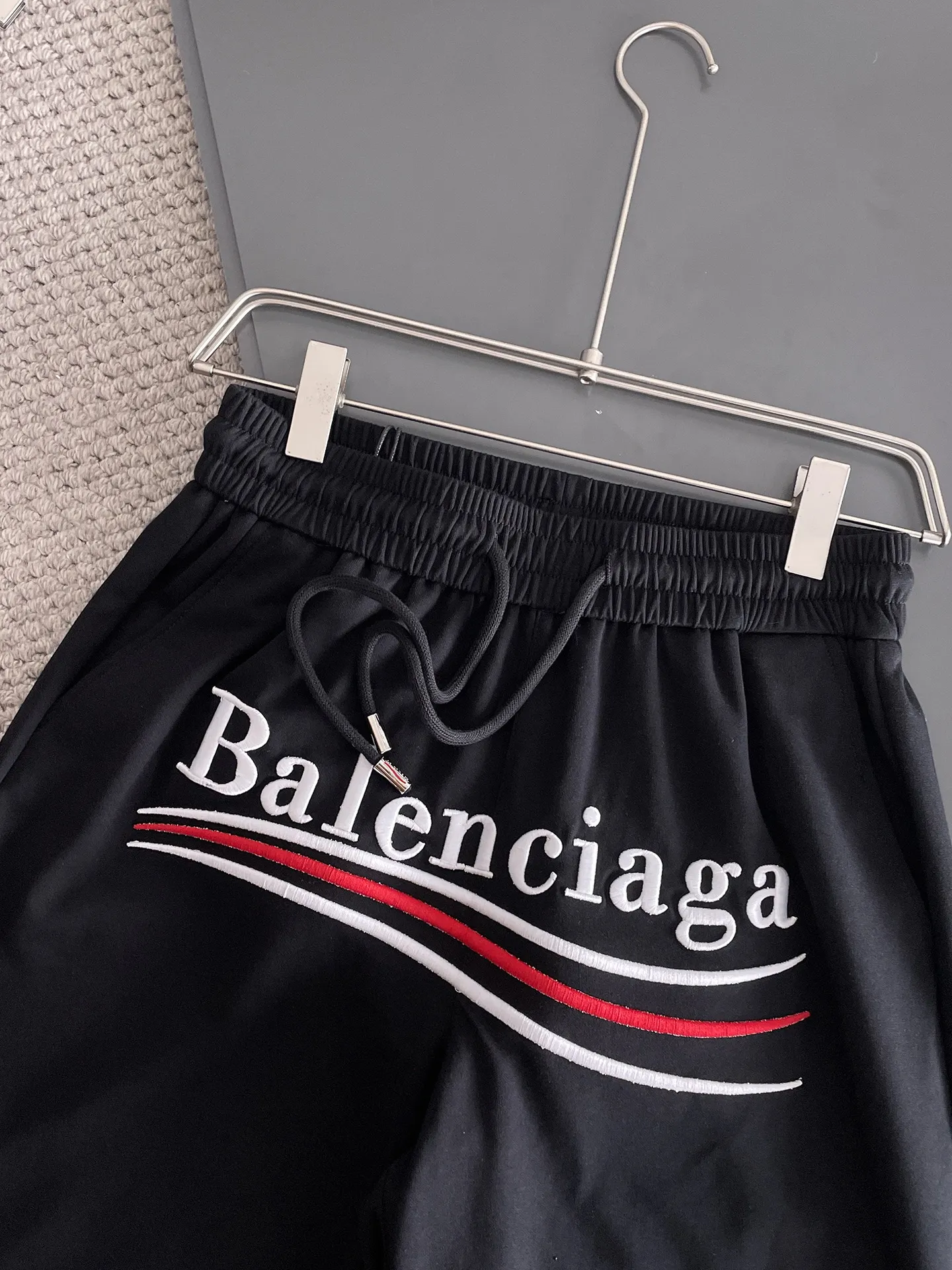 Balenciaga's three-standard complete 2025 summer New Arrival men's casual shorts, advanced custom-made Breathable fabric, Breathable fabric, extremely stretchy and comfortable, impeccable details, top-grade accessories, original logo design concept, delicate and soft feel! The upper body fit is awesome! Size: M-XXXL Please state your height and weight when ordering